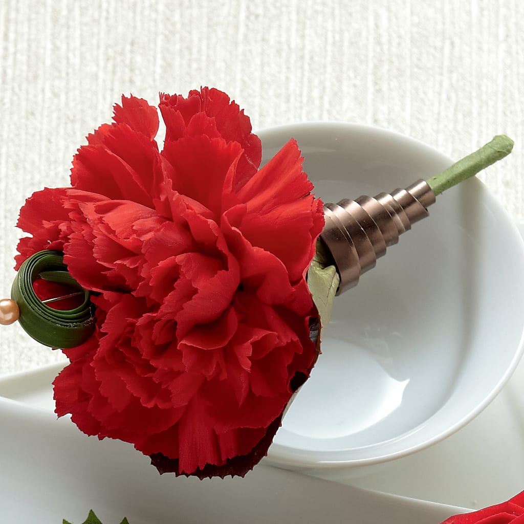 Boutonniere de clavel rojo