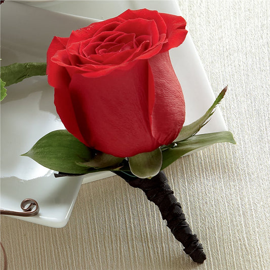 Boutonnière de rose rouge